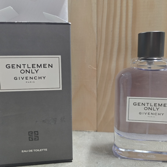 Givenchy - Picture 2 of 3